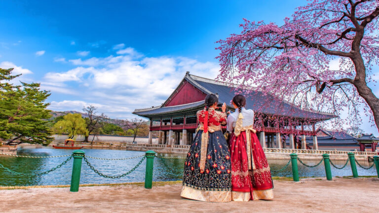 Korean,Girls,Dressed,Hanbok,In,Traditional,Dress,At,Gyeongbokgung,Palace